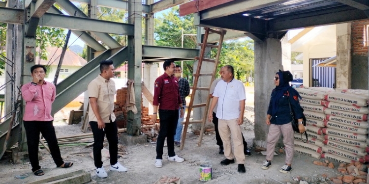 Anggota DPRD Kabupaten Bone Bolango melaksanakan kegiatan reses masa persidangan ketiga tahun 2021-2022, di sejumlah proyek pembangunan yakni Gelanggang Olahraga dan Gedung DPRD Baru di Dapil Suwawa, Kamis (21/7/2022). (Foto: Putra/Gopos)