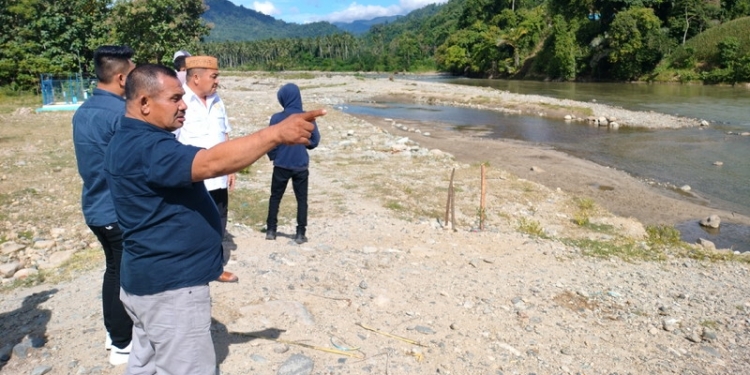 RESES ALEG - Peninjauan langsung akses jalan di Kecamatan Suwawa Timur, Kabupaten Bone Bolango. (Foto: Putra/Gopos)