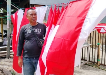 Nana Lesmana, Penjual bendera asal Bandung Jawa Barat saat ditemui dilokasi dirinya berjualan di jalan Agus Salim, Kota Gorontalo, Rabu siang (27/7/2022). (Foto: Putra/Gopos)