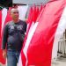 Nana Lesmana, Penjual bendera asal Bandung Jawa Barat saat ditemui dilokasi dirinya berjualan di jalan Agus Salim, Kota Gorontalo, Rabu siang (27/7/2022). (Foto: Putra/Gopos)