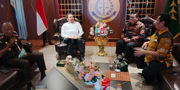 Jaksa Agung, ST Burhanuddin, berdiskusi dengan pengurus SMSI Pusat di Kantor Kejaksaan Agung R, Rabu (6/7/2022). (Istimewa)