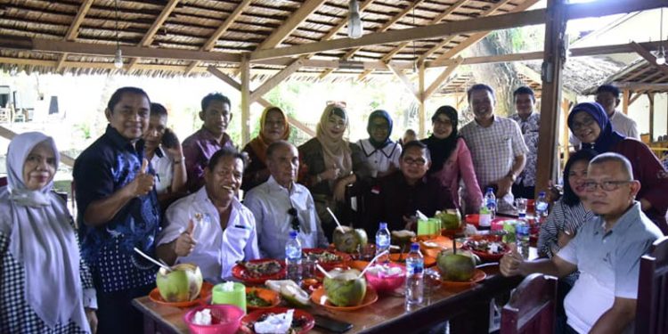 Wali Kota Gorontalo, Marten Taha, bersilatuhami dengan pengurus dan anggota Lamahu dan KKIG Sulawesi Tengah. (istimewa)
