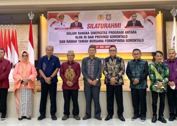 Wamen KLHK berpose bersama dengan jajaran pejabat Pemprov Gorontalo dan Forkopimda Provinsi Gorontalo, Rabu (27/7/2022). (Kominfo Provinsi Gorontalo)