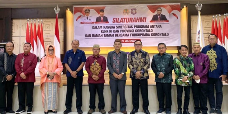 Wamen KLHK berpose bersama dengan jajaran pejabat Pemprov Gorontalo dan Forkopimda Provinsi Gorontalo, Rabu (27/7/2022). (Kominfo Provinsi Gorontalo)