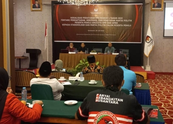 Anggota KPU Provinsi Gorontalo, Sophian Rahmola didampingi Anggota KPU Provinsi Gorontalo, Hendrik Imran, menyosialisasikan Sipol bagi pengurus parpol di Gorontalo, Sabtu (30/7/2022). (hasan/gopos)