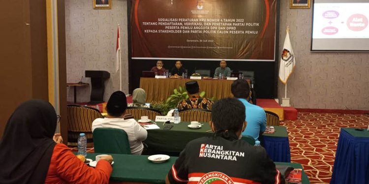 Anggota KPU Provinsi Gorontalo, Sophian Rahmola didampingi Anggota KPU Provinsi Gorontalo, Hendrik Imran, menyosialisasikan Sipol bagi pengurus parpol di Gorontalo, Sabtu (30/7/2022). (hasan/gopos)