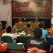 Anggota KPU Provinsi Gorontalo, Sophian Rahmola didampingi Anggota KPU Provinsi Gorontalo, Hendrik Imran, menyosialisasikan Sipol bagi pengurus parpol di Gorontalo, Sabtu (30/7/2022). (hasan/gopos)
