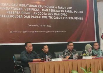 Ketua KPU PRovinsi Gorontalo Fadliyanto Koem (tengah) didampingi anggota KPU Provinsi Gorontalo, Shopian Rahmola, Selvi Katili, Hendrik Imran, serta Sekretaris KPU Provinsi Gorontalo, Mukti Mile (kanan ke kiri), membuka pelaksanaan sosialisasi PKPU 4 tahun 2022, Sabtu (30/7/2022). (Foto: Hulondalo.id)