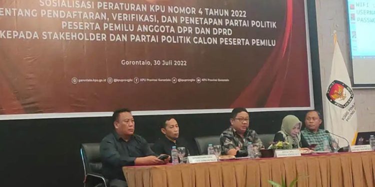 Ketua KPU PRovinsi Gorontalo Fadliyanto Koem (tengah) didampingi anggota KPU Provinsi Gorontalo, Shopian Rahmola, Selvi Katili, Hendrik Imran, serta Sekretaris KPU Provinsi Gorontalo, Mukti Mile (kanan ke kiri), membuka pelaksanaan sosialisasi PKPU 4 tahun 2022, Sabtu (30/7/2022). (Foto: Hulondalo.id)