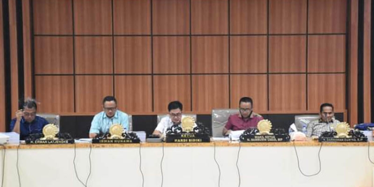 Pimpinan dan anggota DPRD Kota Gorontalo ketika melaksanakan rapat perdana pembahasan KUA 
PPAS tahun anggaran 2023.