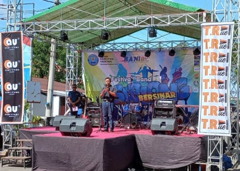 Kepala BNNP Gorontalo, Brigjen Pol Sukendar, membuka pelaksanaan festival band SIBLONG BERSINAR BNNP Gorontalo, Sabtu (16/7/2022), di depan kantor BNNP Gorontalo.