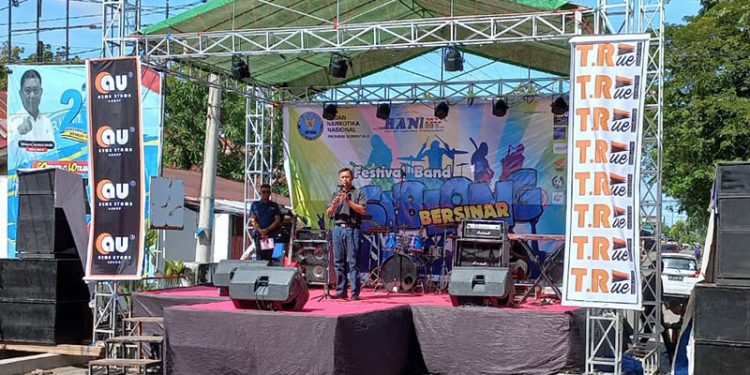 Kepala BNNP Gorontalo, Brigjen Pol Sukendar, membuka pelaksanaan festival band SIBLONG BERSINAR BNNP Gorontalo, Sabtu (16/7/2022), di depan kantor BNNP Gorontalo.