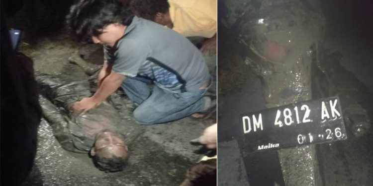 Warga mengevakuasi seorang pemuda yang mengalami kecelakaan lalu lintas di Jl. Taman Surya, Kelurahan Dembe Jaya, Kota Utara, Kota Gorontalo (kiri). Sepeda motor korban (kiri). (istimewa)