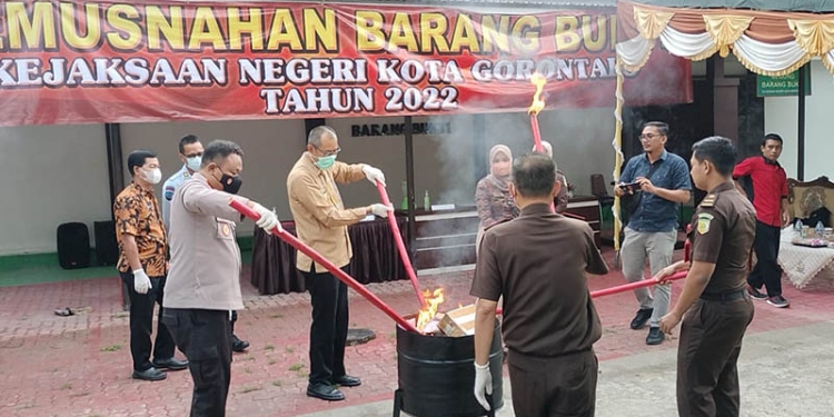 Kejaksaan Negeri Kota Gorontalo melakukan pemusnahan barang bukti Narkotika, dan batang bukti perkara tindak pidana umum lainnya, Kamis (28/7/2022).