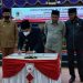 Wali Kota Gorontalo, Marten Taha, didampingi Wakil Wali Kota Gorontalo, Ryan F. Kono, menandatangani pengesahan Perda Pertanggungjawaban Pelaksanaan APBD Kota Gorontalo 2021, Senin (11/7/2022) di sidang paripurna DPRD Kota Gorontalo.(hasan/gopos)