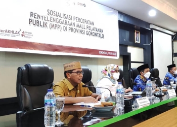 Sosialisasi percepatan pembentukan MPP dilingkup Provinsi Gorontalo yang dibuka Sekretaris Daerah Provinsi Gorontalo Darda Daraba (baju Khaki), Senin (18/7/2022) bertempat di Ruang Madani Kantor Bupati Gorontalo. (Foto: Nova)