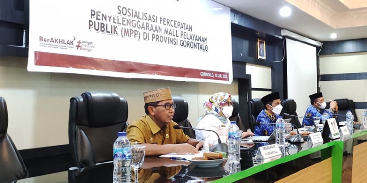 Sosialisasi percepatan pembentukan MPP dilingkup Provinsi Gorontalo yang dibuka Sekretaris Daerah Provinsi Gorontalo Darda Daraba (baju Khaki), Senin (18/7/2022) bertempat di Ruang Madani Kantor Bupati Gorontalo. (Foto: Nova)