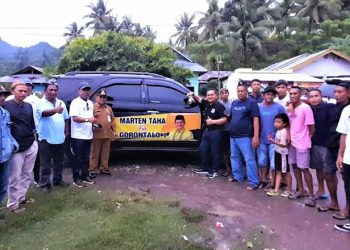 Marten Taha berpose bersama dengan masyarakat Bone Pesisir. (istimewa)