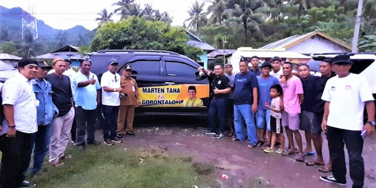 Marten Taha berpose bersama dengan masyarakat Bone Pesisir. (istimewa)