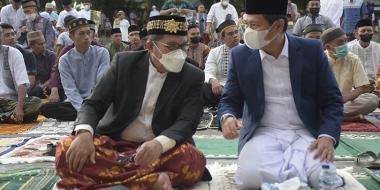 Wali Kota Gorontalo, Marten Taha (kiri) bersama Pj Gubernur Gorontalo, Hamka Hendra Noer (kanan) melaksanakan salat Iduladha berjemaah di Lapangan Taruna Remaja Kota Gorontalo, Ahad (10/7/2022)