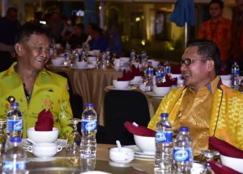 Wali Kota Gorontalo, Marten Taha (kanan) bersama Gubernur Sulawesi Tengah, Rusdi Mastura, bercengkerama penuh keakraban di sela kegiatan APEKSI Komwil VI di Kota Palu, Sulawesi Tengah.(istimewa)