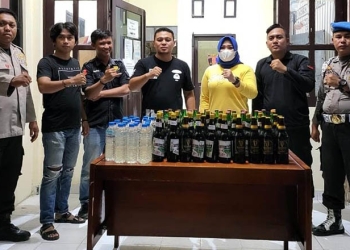 Polsek Dungingi mengamankan puluhan botol minuman keras dalam pelaksanaan patroli di warung dan kos-kosan. (istimewa)