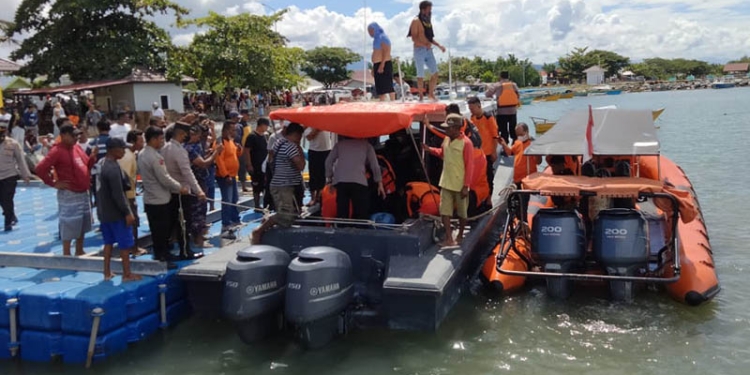 Proses evakuasi nelayana asal Mananggu yang ditemukan tak bernyawa di sekitar perairan Pulau Lahe, Pohuwato.
