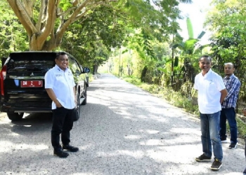 Hendra S. Hemeto meninjau langsung pekerjaan jalan yang menggunakan dana Pemulihan Ekonomi Nasional (PEN). (Foto: Humas Kominfo Kabupaten Gorontalo)