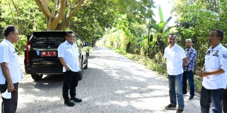Hendra S. Hemeto meninjau langsung pekerjaan jalan yang menggunakan dana Pemulihan Ekonomi Nasional (PEN). (Foto: Humas Kominfo Kabupaten Gorontalo)