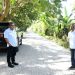 Hendra S. Hemeto meninjau langsung pekerjaan jalan yang menggunakan dana Pemulihan Ekonomi Nasional (PEN). (Foto: Humas Kominfo Kabupaten Gorontalo)
