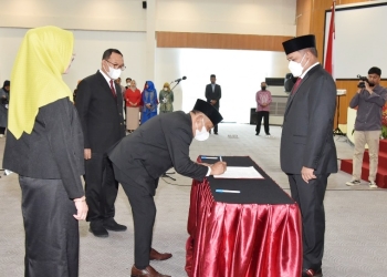 Rektor UNG, Eduart Wolok melantik Kepala Biro Umum dan Keungan UNG, Kamis (20/7/2022) di Ballroom TC Damhil UNG. (Dok. UNG)