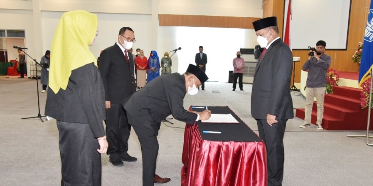 Rektor UNG, Eduart Wolok melantik Kepala Biro Umum dan Keungan UNG, Kamis (20/7/2022) di Ballroom TC Damhil UNG. (Dok. UNG)