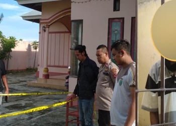 Polisi memasang garis polisi pada lokasi pembacokan di Desa Huntu Barat, Kecamatan Tapa, Bone Bolango (kiri). AA alias Andi (Kanan) berada di ruang tahanan Polsek Tapa. (istimewa)