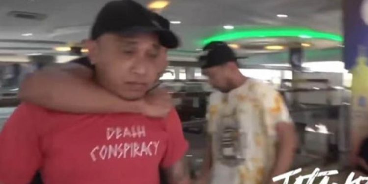 Pelaku pencurian ratusan handphone di Gorontalo Cell Kecamatan Buntulia, Kabupaten Pohuwato dibekuk Tim Jatanras Satreskrim Polrestabes Makassar di Makassar, Sabtu (17/7/2022). (istimewa)