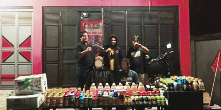 Dua terduga penadah barang hasil curian diamankan tim opsional warawatanga Sat Reskrim Polres Bone Bolango, Ahad (17/7/2022) foto: Humas