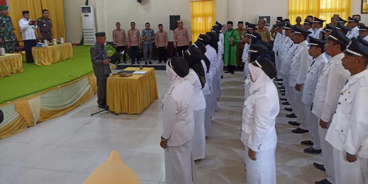 Bupati Pohuwato, Saipul Mbuinga, Melantik 56 Penjabat Kepala Desa Yang Ada di Kabupaten Pohuwato, Selasa 05/07/2022 (Istimewa)