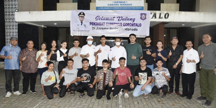 Penjabat Gubernur Gorontalo Hamka Hendra Noer saat menyambangi asrama mahasiswa Gorontalo, yang terletak di Jl. Sudirman 2 No. 12, Kecamatan Wenang, Sabtu, (23/7/2022). Foto – Salman