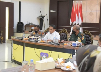 Penjabat Gubernur Gorontalo, Hamka Hendra Noer, memimpin rapat Forkopimda Gorontalo membahas kewaspadaan penyakit difteri di Gorontalo. (Kominfo Provinsi Gorontalo)