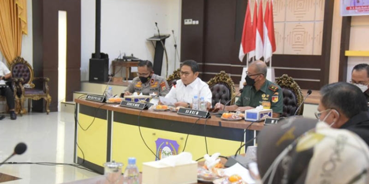 Penjabat Gubernur Gorontalo, Hamka Hendra Noer, memimpin rapat Forkopimda Gorontalo membahas kewaspadaan penyakit difteri di Gorontalo. (Kominfo Provinsi Gorontalo)