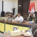 Penjabat Gubernur Gorontalo, Hamka Hendra Noer, memimpin rapat Forkopimda Gorontalo membahas kewaspadaan penyakit difteri di Gorontalo. (Kominfo Provinsi Gorontalo)