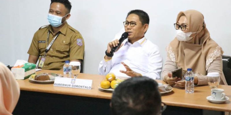 Penjagub Gorontalo, Hamka Hendra Noer, memberi arahan bagi ASN di Badan Penghubung Jakarta. (Foto: Kominfo Provinsi Gorontalo)