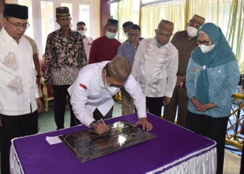 Pj Gubernur Gorontalo, Hamka Hendra Noer, menandatangani prasasti peresmian masjid Baiturrahim, Desa Mulyonegoro, Kecamatan Pulubala, Kabupaten Gorontalo, Selasa (19/7/2022). (Kominfo Provinsi Gorontalo)