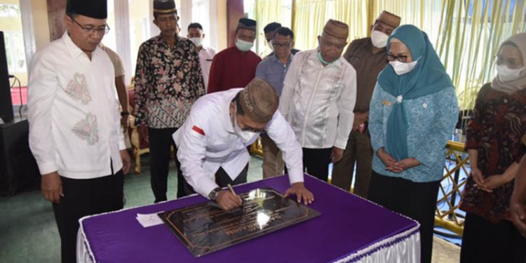 Pj Gubernur Gorontalo, Hamka Hendra Noer, menandatangani prasasti peresmian masjid Baiturrahim, Desa Mulyonegoro, Kecamatan Pulubala, Kabupaten Gorontalo, Selasa (19/7/2022). (Kominfo Provinsi Gorontalo)