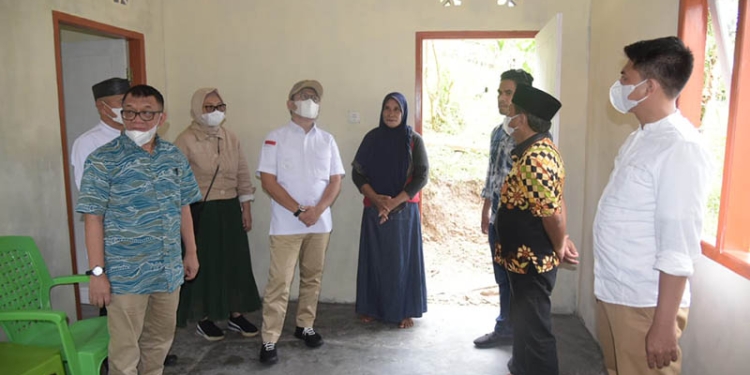 Penjabat Gubernur Gorontalo Hamka Hendra Noer (keempat kiri) saat mengunjungi rumah Silvana Lamanda, peraih medali perak pada Sea Games Vietnam 2022 di Desa Balayo, Kecamatan Patilanggio, Kabupaten Pohuwato (8/7/2022). (Kominfo Provinsi Gorontalo)