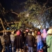 Sejumlah warga berupaya memberi pertolongan terhadap SN bersama istri dan anaknya yang tertimpa pohon saat melintas di jalan Trans Sulawesi Desa Timuato, Kecamatan Telaga Biru, Kabupaten Gorontalo, Senin (18/7/2022). (istimewa)