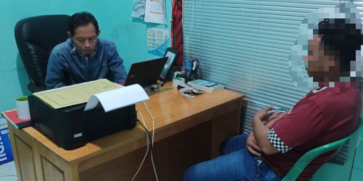 Polres Gorontalo Kota melakukan pemeriksaan terhadap FA yang diduga mengedarkan obat tanpa izin bersama istrinya, FI. (istimewa)