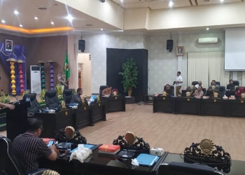 Anggota DPRD Kota Gorontalo saat melaksanakan rapat paripurna internal DPRD penyampaian 
pengantar Ranperda usul inisiatif eksekutif sekalikus penjelasan Bapemberda serta pendapat fraksi 
terhadap 4.