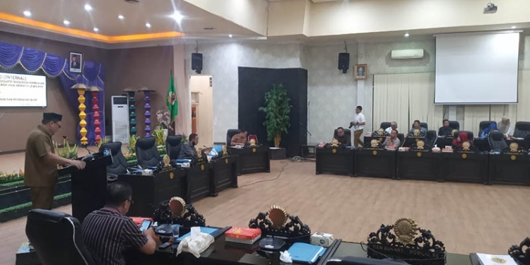 Anggota DPRD Kota Gorontalo saat melaksanakan rapat paripurna internal DPRD penyampaian 
pengantar Ranperda usul inisiatif eksekutif sekalikus penjelasan Bapemberda serta pendapat fraksi 
terhadap 4.