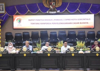 Anggota DPRD Kota Gorontalo, ketika melaksanakan rapat pansus terkait Ranperda tentang Cagar Budaya. (Foto Arif Masui/Humas)