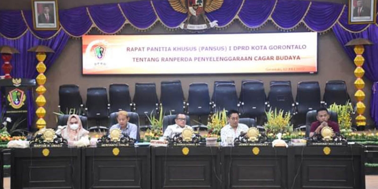 Anggota DPRD Kota Gorontalo, ketika melaksanakan rapat pansus terkait Ranperda tentang Cagar Budaya. (Foto Arif Masui/Humas)
